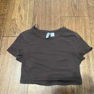 Brown cropped H&M t-shirt